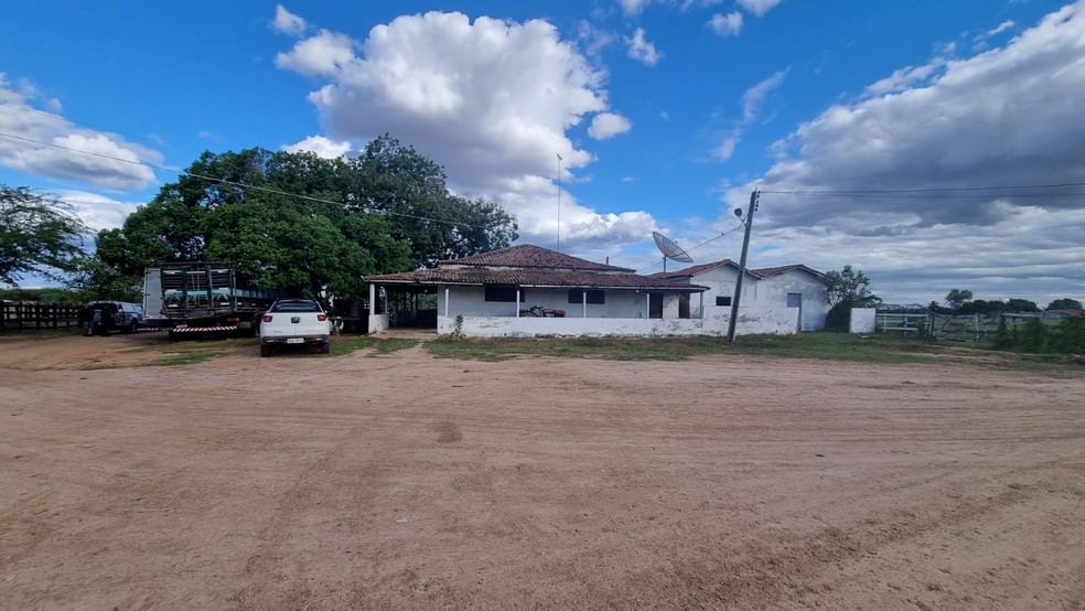 Frente da casa onde vive Licínius, dono de matadouro onde Tiquinho Soares trabalhou na infância — Foto: Camila Sousa/ge