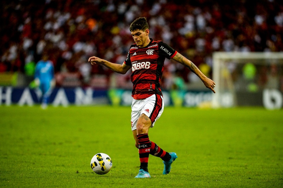 Como chega Ayrton Lucas e como o ala pode contribuir no Flamengo de Paulo  Sousa