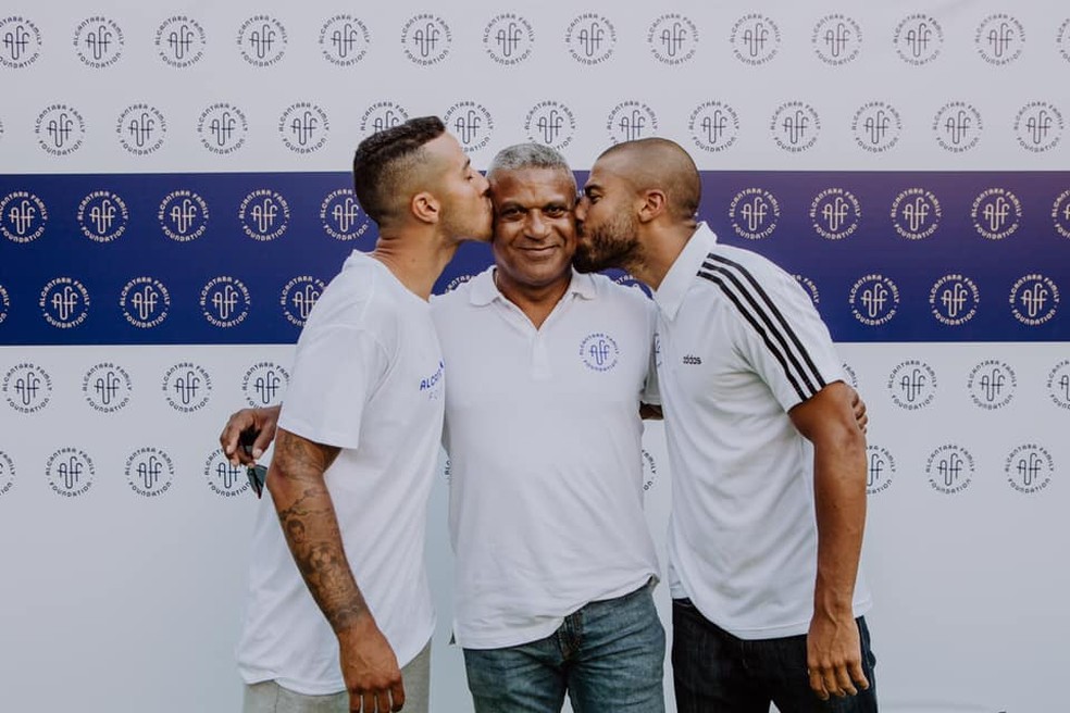 Mazinho com os filhos Thiago e Rafinha — Foto: Divulgação / Alcantara Foundation