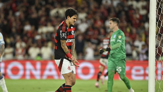 Pedro com dor na mão em Flamengo x Racing