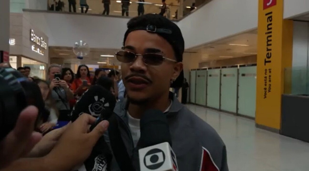 Kaio César chega ao Brasil para exames e assinar com o Corinthians