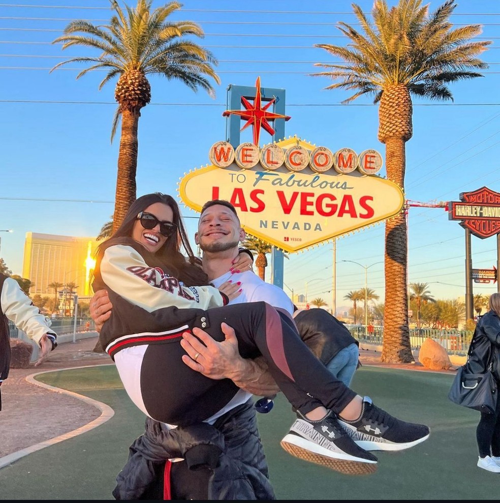 Ramon Dino ao lado da esposa, Vitória Viana, em Las Vegas — Foto: Reprodução/Instagram