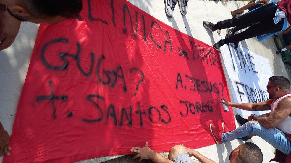 Torcedores protestam no CT do Fluminense &mdash; Foto: Reprodu&ccedil;&atilde;o internet