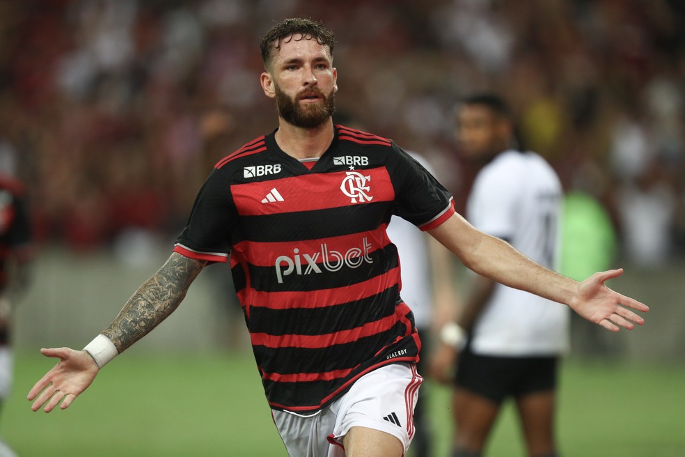 Léo Pereira celebra gol pelo Flamengo contra o Botafogo — Foto: Gilvan de Souza/CRF