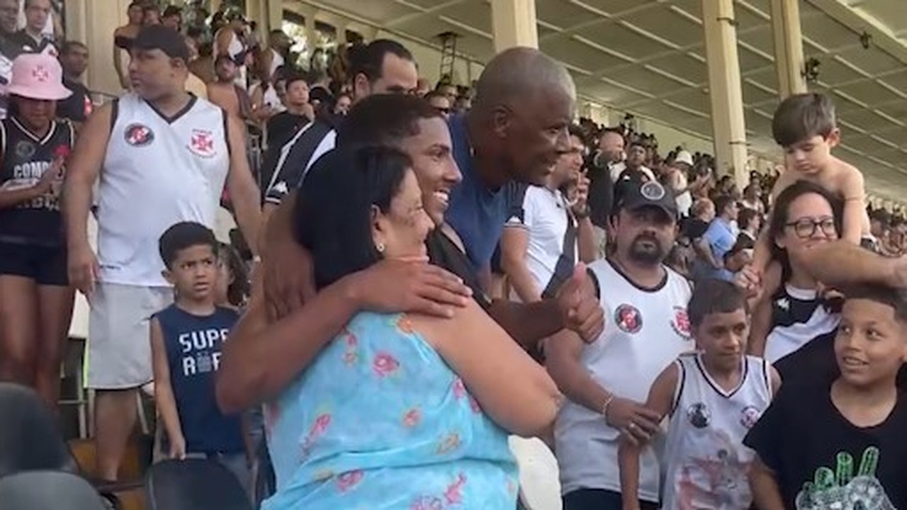 Léo Jacó comemora com família após marcar gol do título do Vasco Sub-20