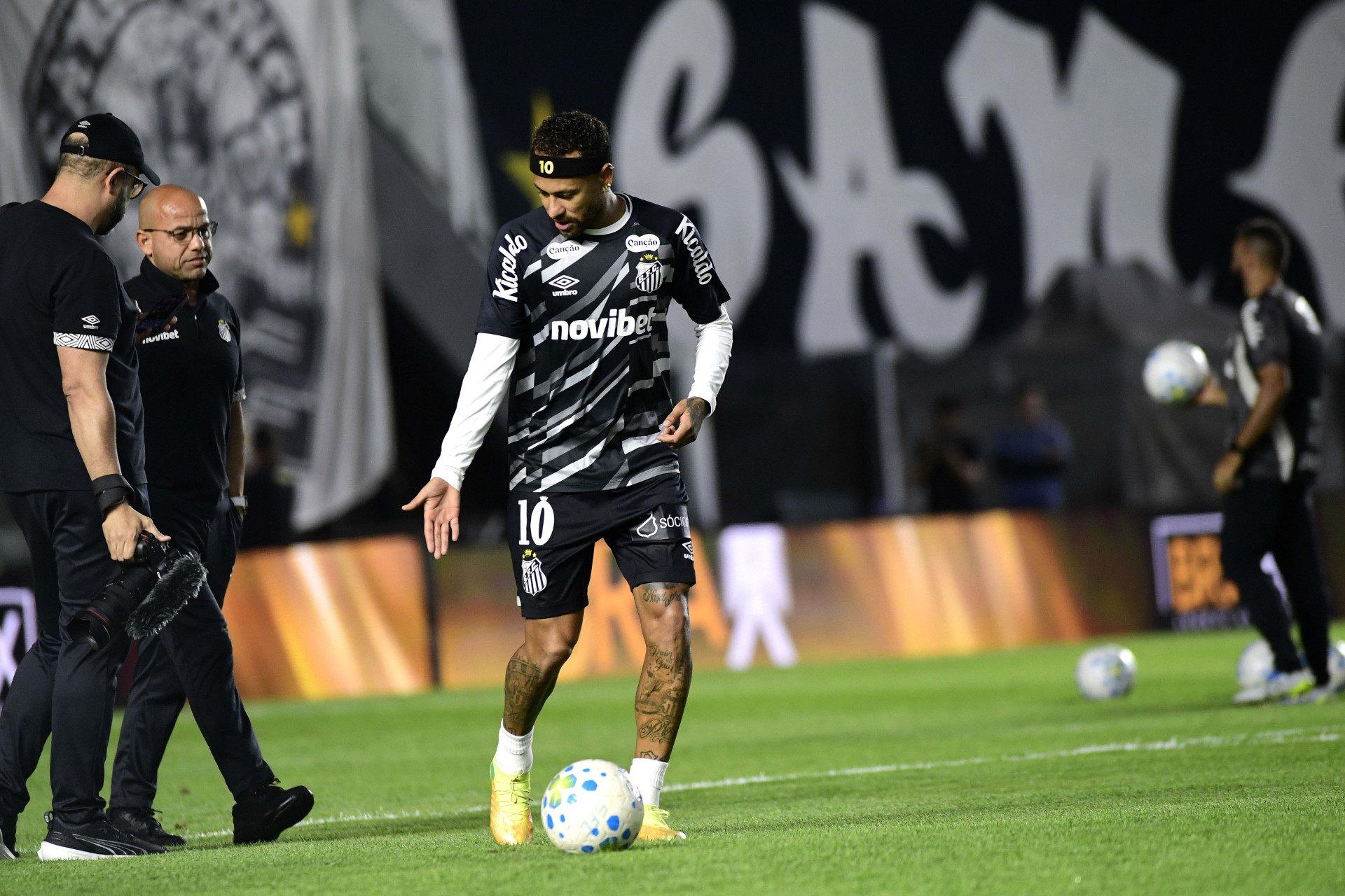 Neymar reclama do gramado da Vila Belmiro antes de Santos x Palmeiras; veja vídeo