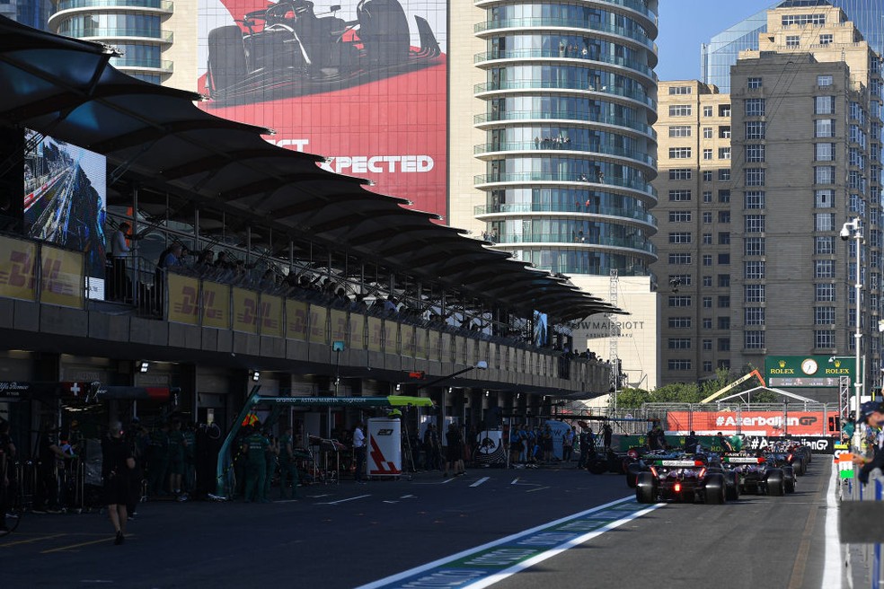 Pit lane do GP do Azerbaijão na F1 2023 — Foto: Vince Mignott/MB Media/Getty Images)