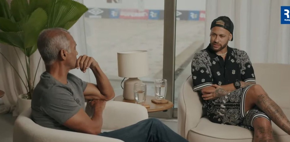 Entrevista de Neymar foi ao ar no canal de YouTube de Romário nesta quinta — Foto: Reprodução
