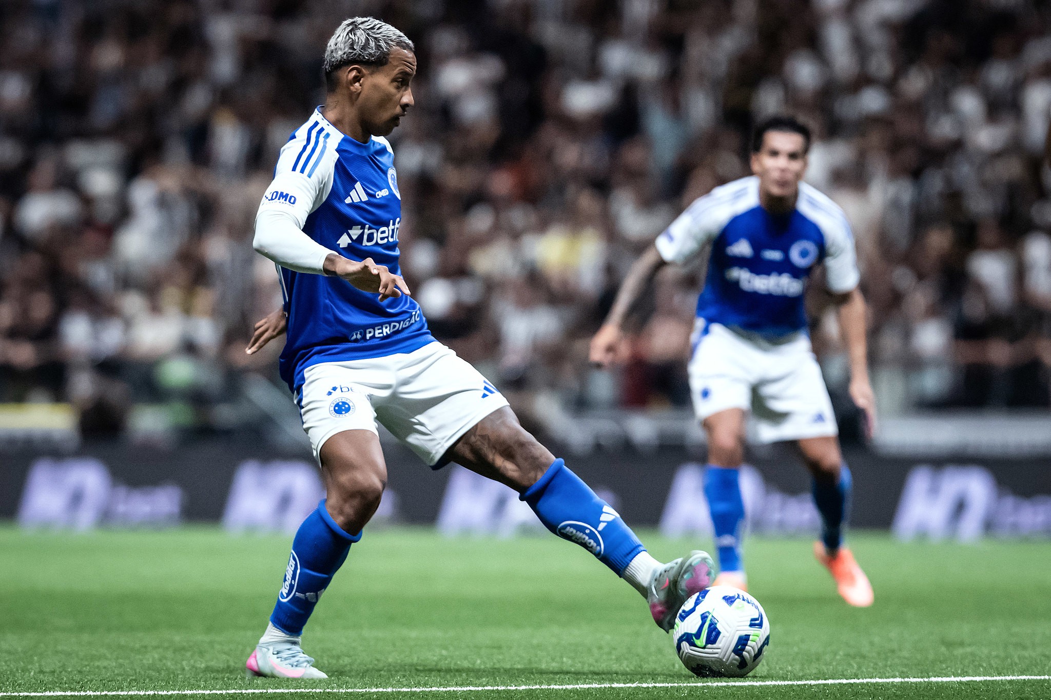 Destaque de Matheus Pereira e defesa firme garantem atuação segura do Cruzeiro