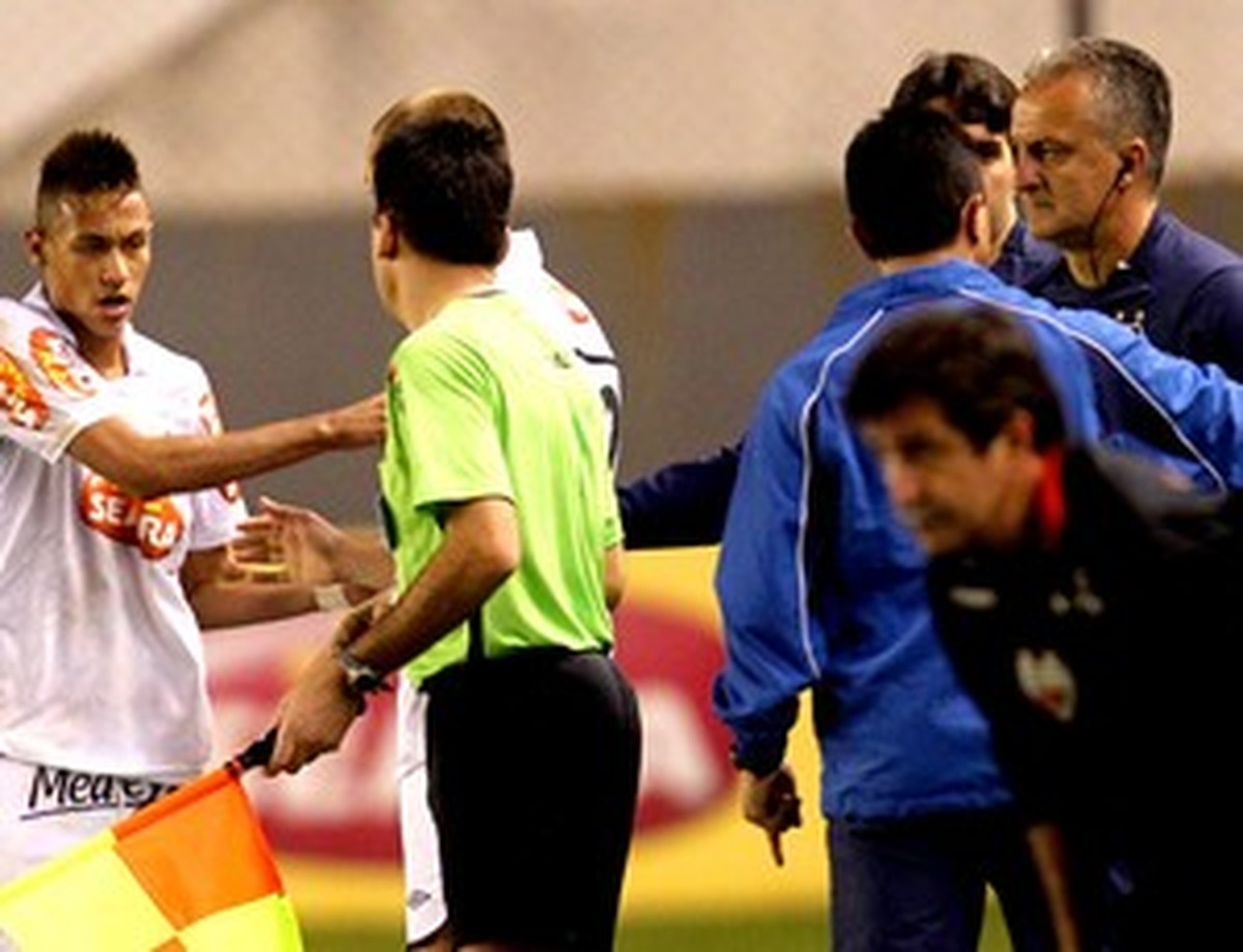 Dirigente discute com Neymar e Marquinhos em intervalo de jogo do PSG
