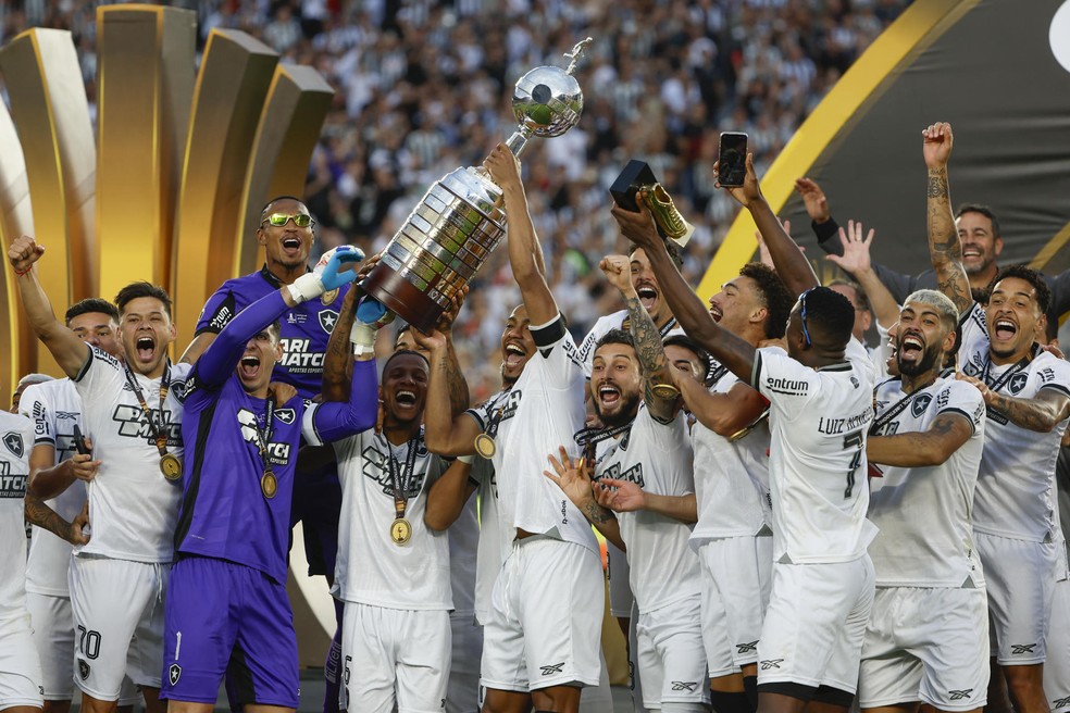 Gatito Fernández, Tchê Tchê e Marlon Freitas erguem taça do título do Botafogo na Libertadores — Foto: Antonio Lacerda/EFE