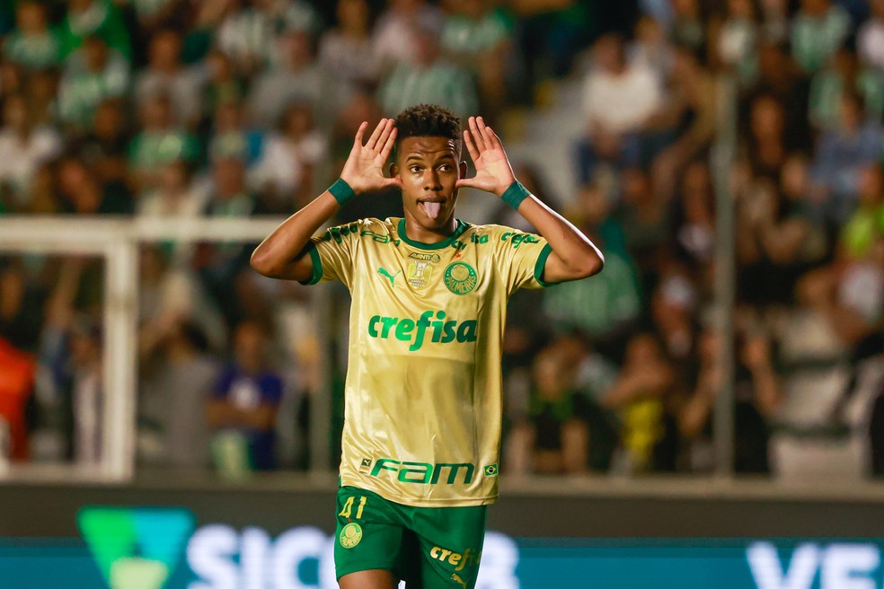 Estêvão celebra oportunidade de jogar ao lado de Neymar na Seleção