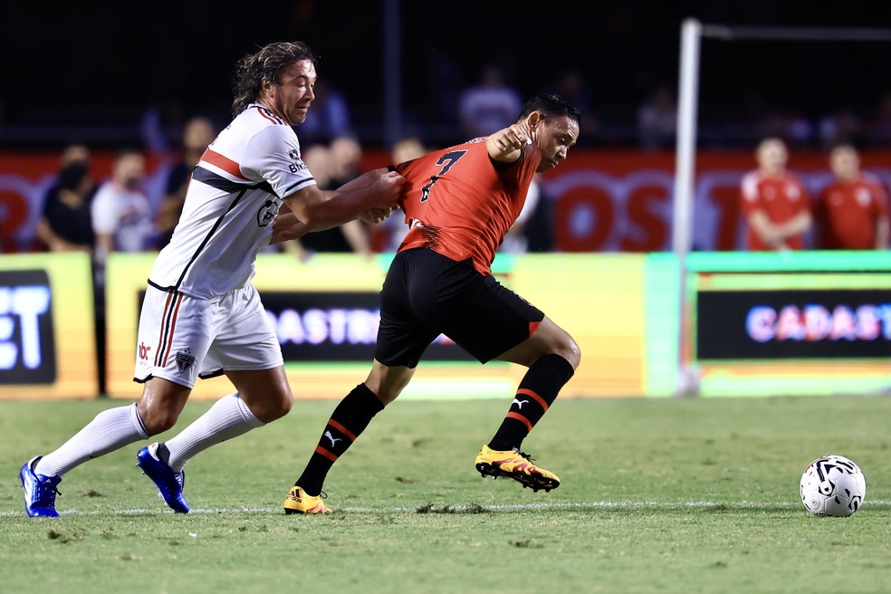 Lugano disputa a bola com Ricardo Oliveira em São Paulo x Milan — Foto: Marcello Zambrana/AGIF