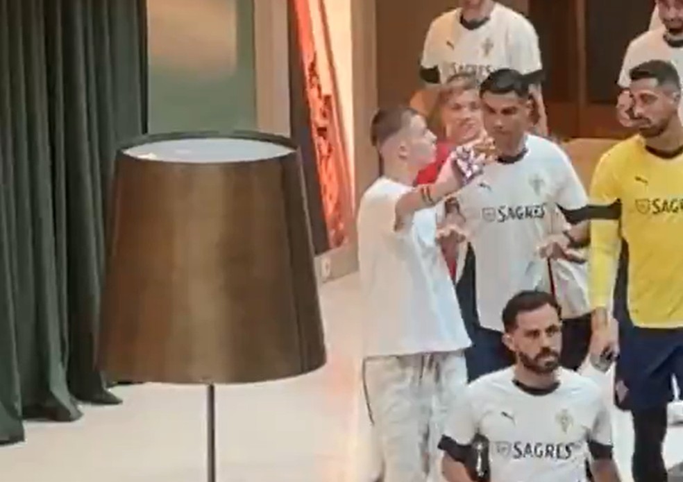 Cristiano Ronaldo empurra fã em hotel na Armênia — Foto: Reprodução