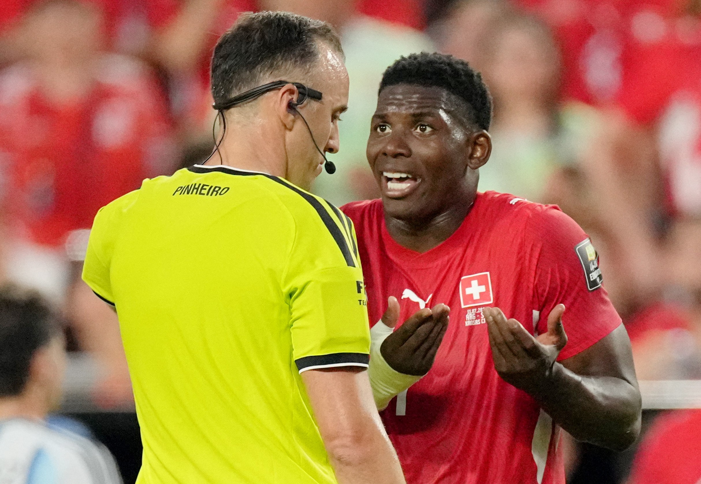 Embolo recebe críticas nas redes sociais após expulsão: "Melhor jogador da Argentina"