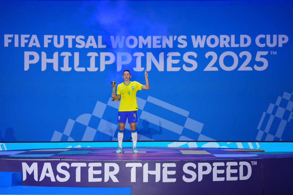 Emilly Marcondes recebe o prêmio de melhor jogadora da Copa do Mundo Feminina de Futsal — Foto: Aitor Alcalde - FIFA/FIFA via Getty Images