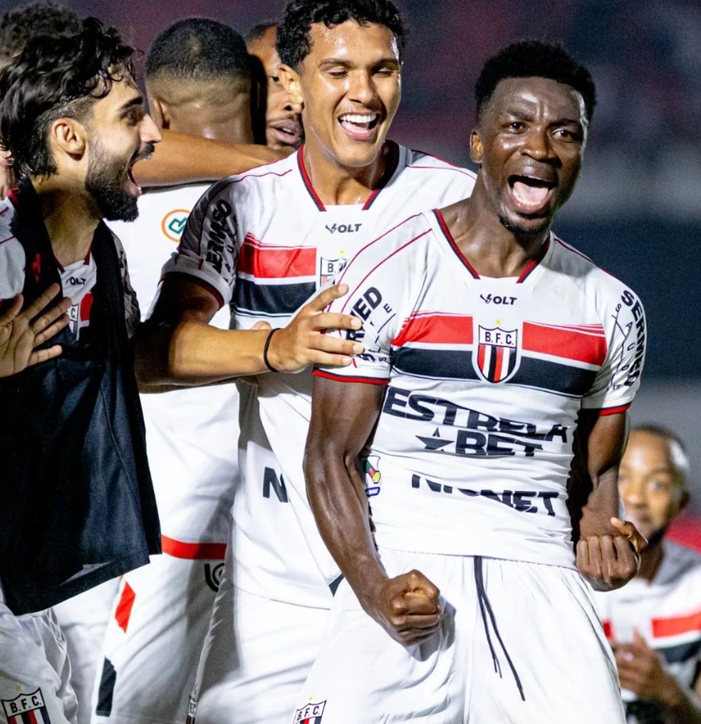 Sabit Abdulai, volante ganês do Botafogo-SP, celebra seu primeiro gol pelo clube — Foto: Raul Ramos/Agência Botafogo