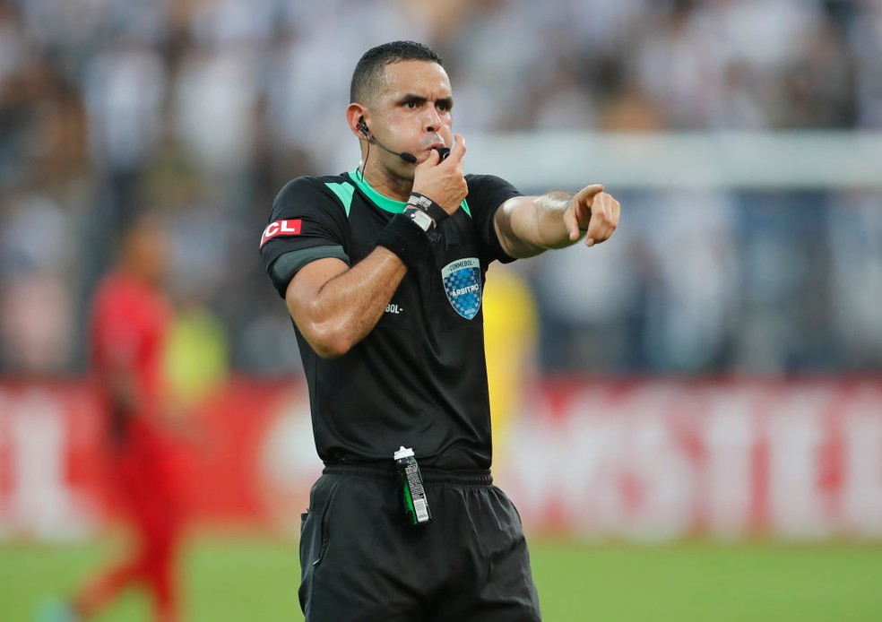 �rbitro Carlos Ortega apitar� a partida � Foto: Daniel Apuy/Getty Images