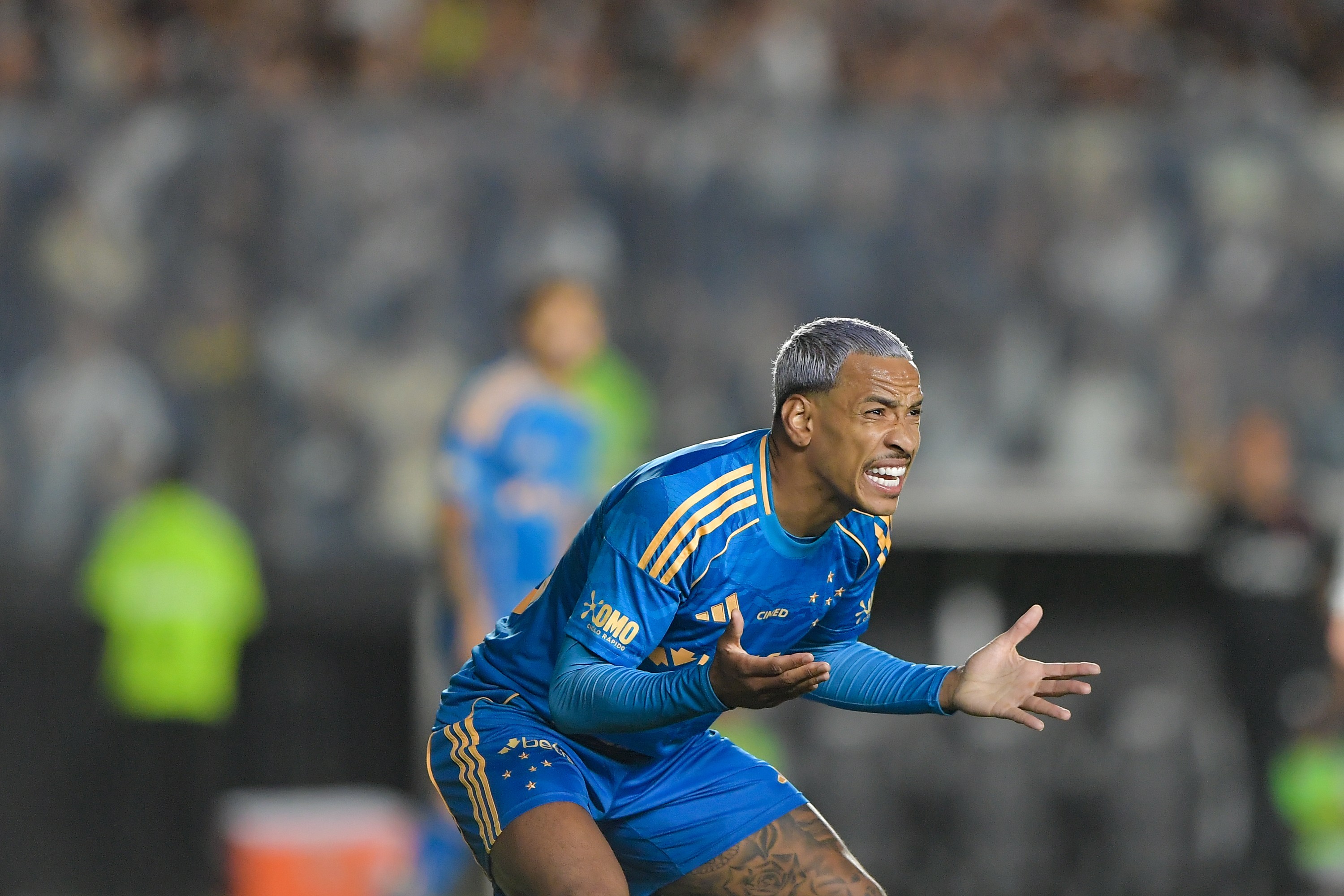 Cruzeiro desperdiça oportunidade de liderar e perde invencibilidade como visitante após cinco meses.