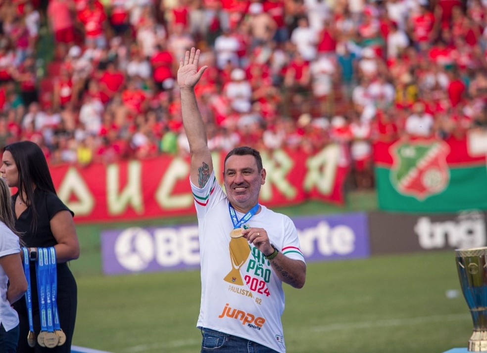 Técnico Guilherme Alves com a medalha de campeão da Série A2 — Foto: Thomaz Marostegan/Ag.Paulistão