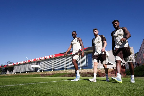 Mengão de volta? Elenco do Flamengo se reapresenta no Ninho do Urubu focado para amistosos em Portugal.
