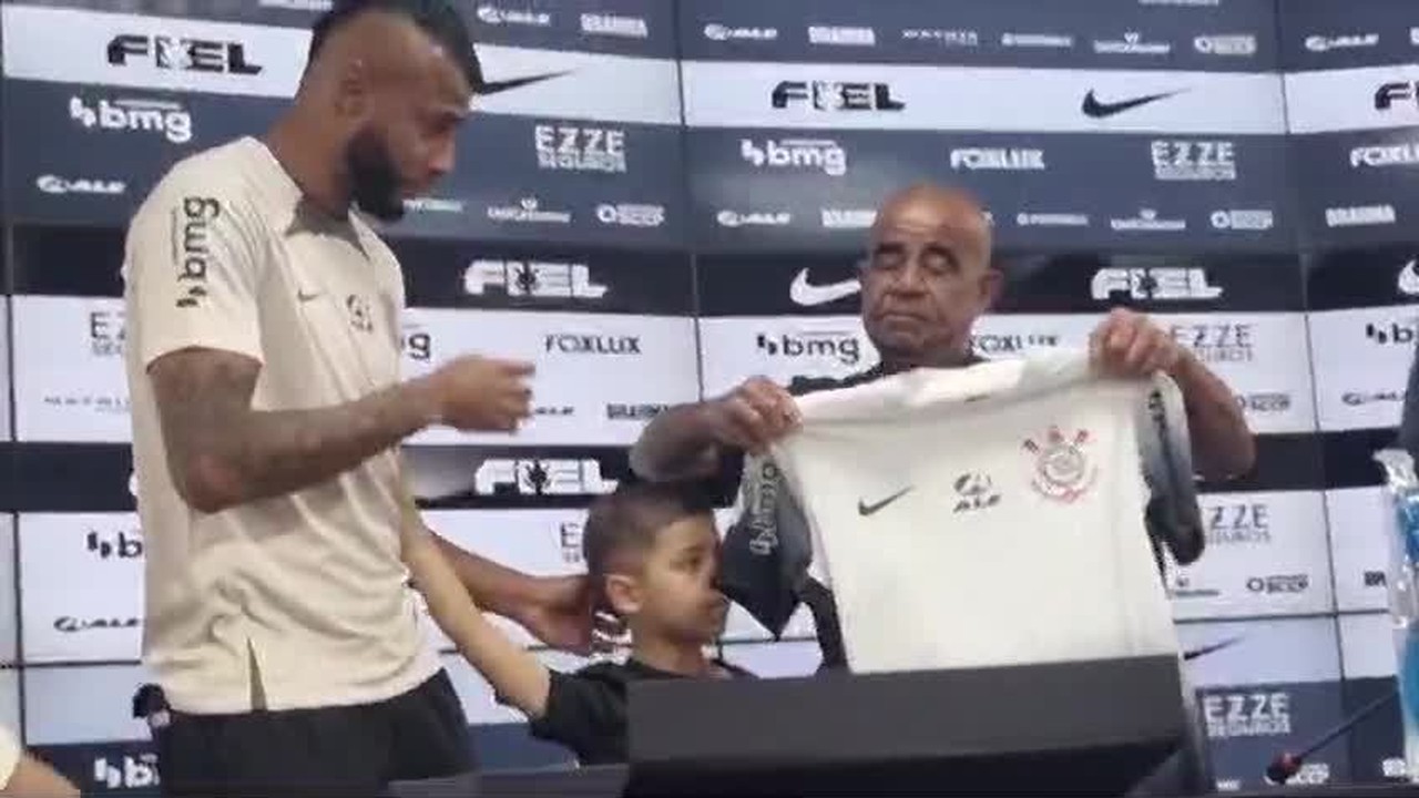 Alex Santana recebe camisa do Corinthians das mãos do pai e se emociona