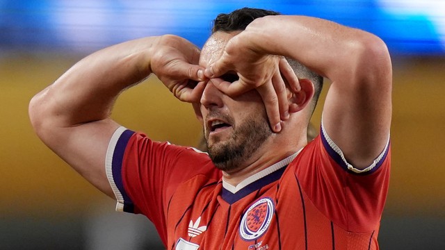 McGinn comemora o gol da vitória em Haiti x Escócia