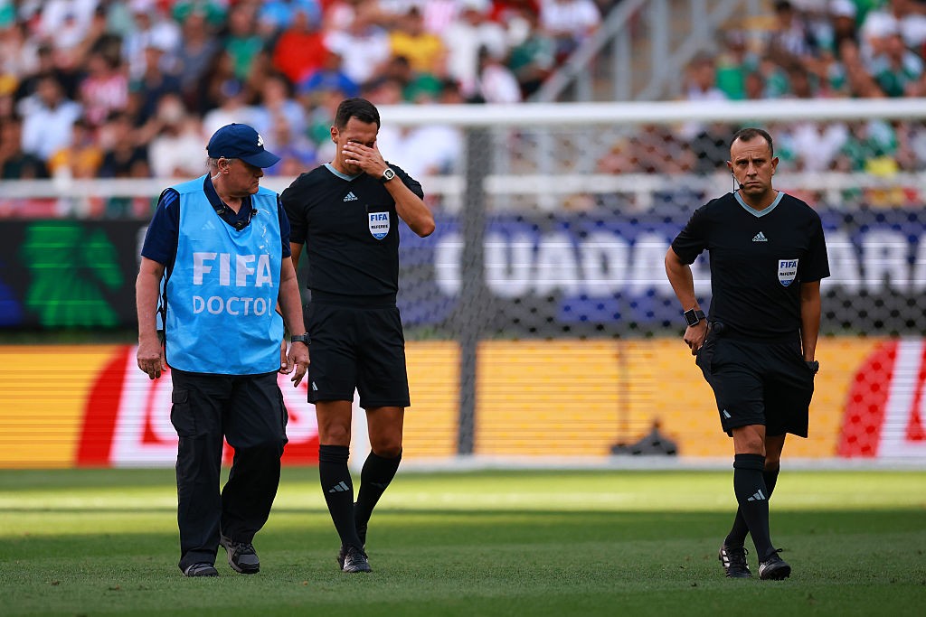 Árbitro sofre lesão e é substituído na partida entre RD Congo e Jamaica ...