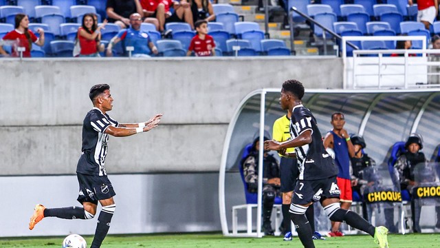 Lucas Marques e Jhosefer comemoram gol na Arena