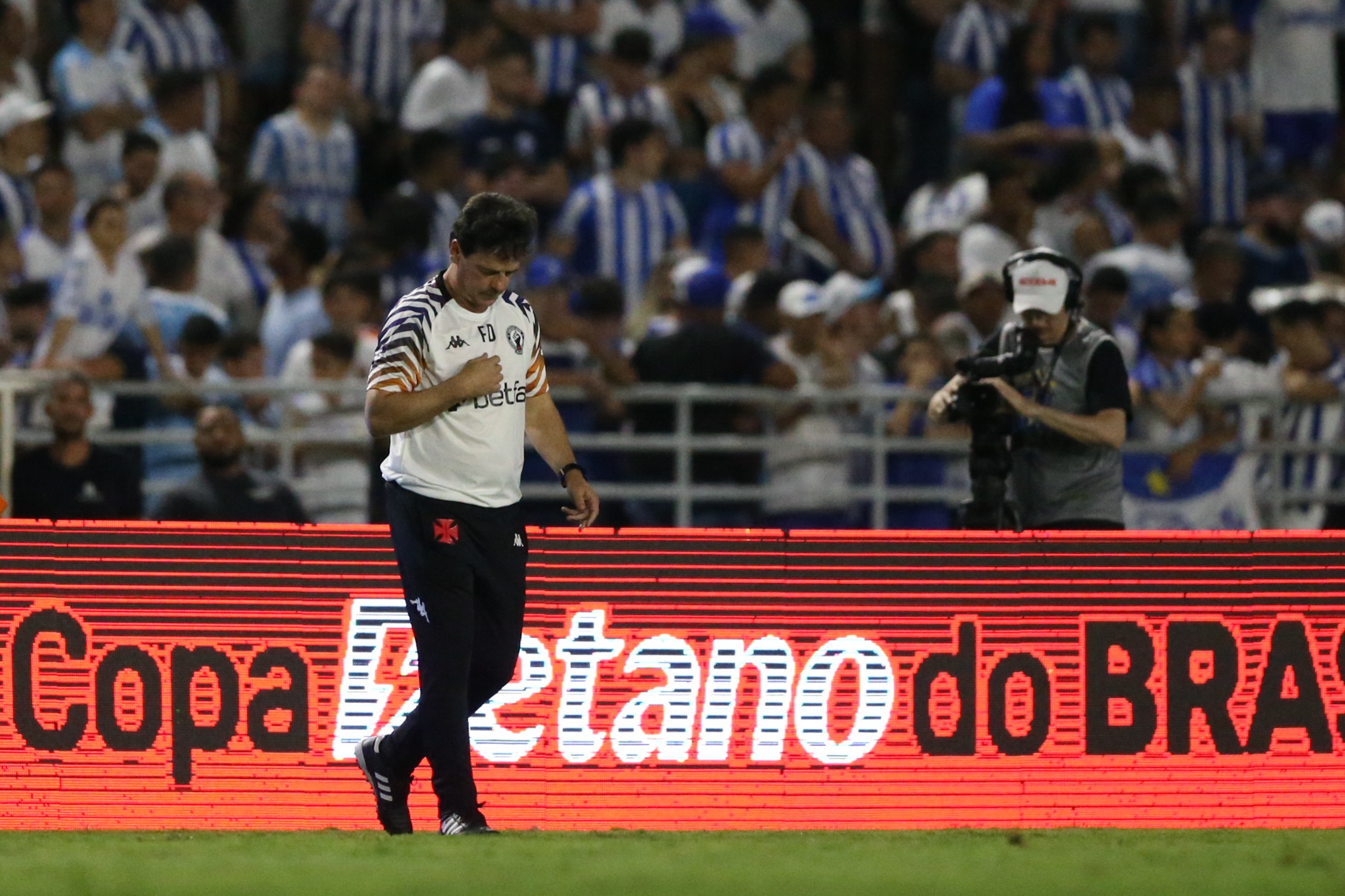 Três vitórias em 22 jogos: Vasco amarga momento ruim e pode voltar à zona do rebaixamento