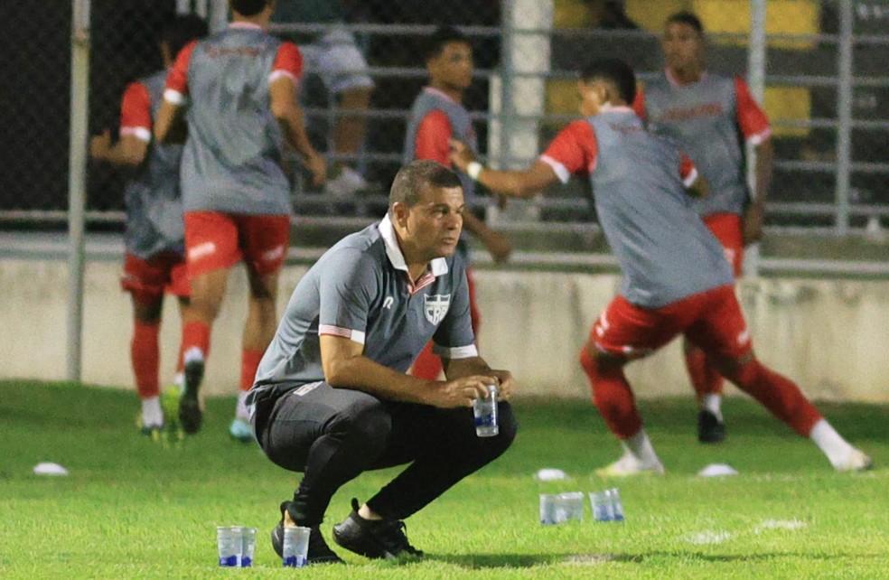 Umberto Louzer comandou o CRB neste ano em 17 jogos — Foto: Ailton Cruz