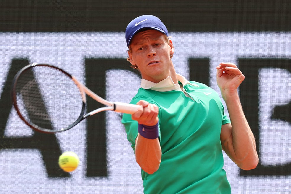 Jannik Sinner em ação na final de Roland Garros 2025 — Foto: Getty Images