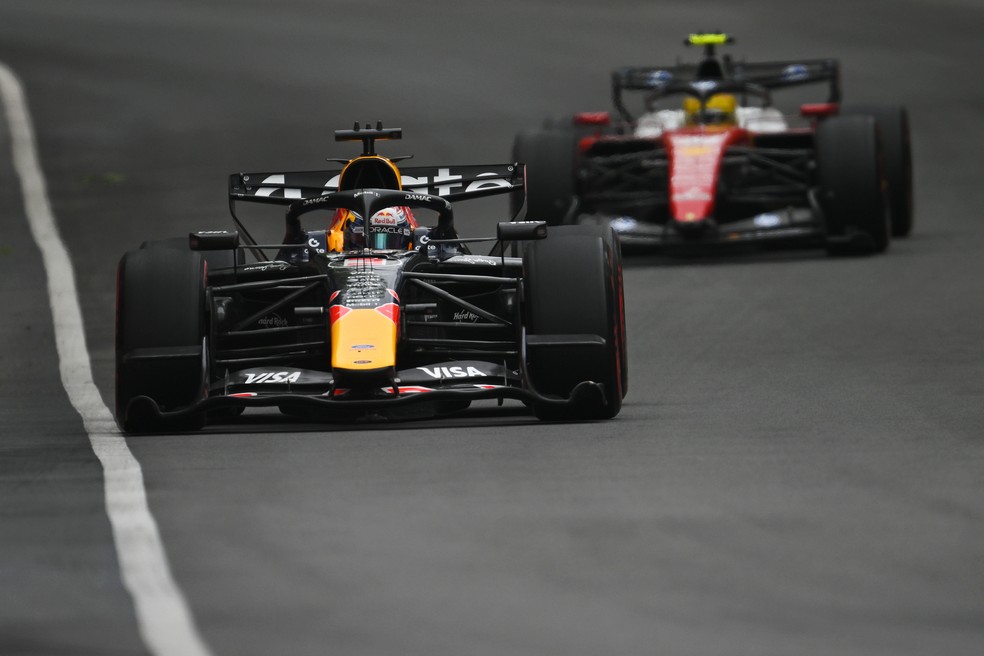 Verstappen e Hamilton disputam 2ª posição no GP do Canadá — Foto: Minas Panagiotakis/Getty Images