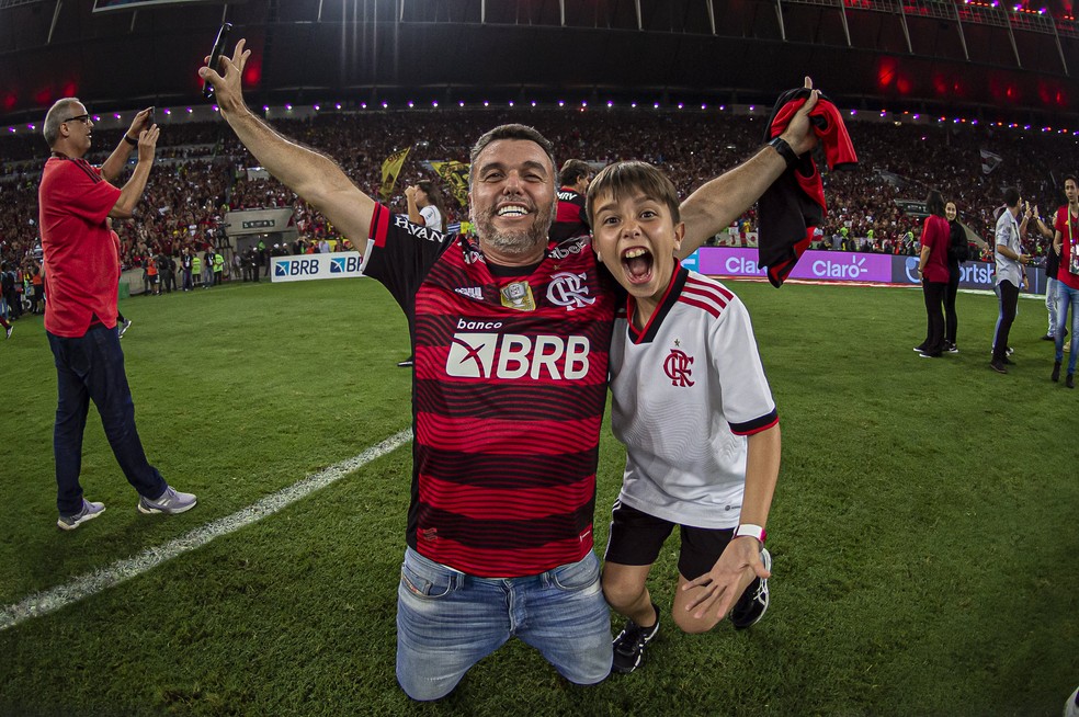 Rodrigo Tostes ao lado do filho no Maracanã: ex-vp financeiro é cotado para CEO