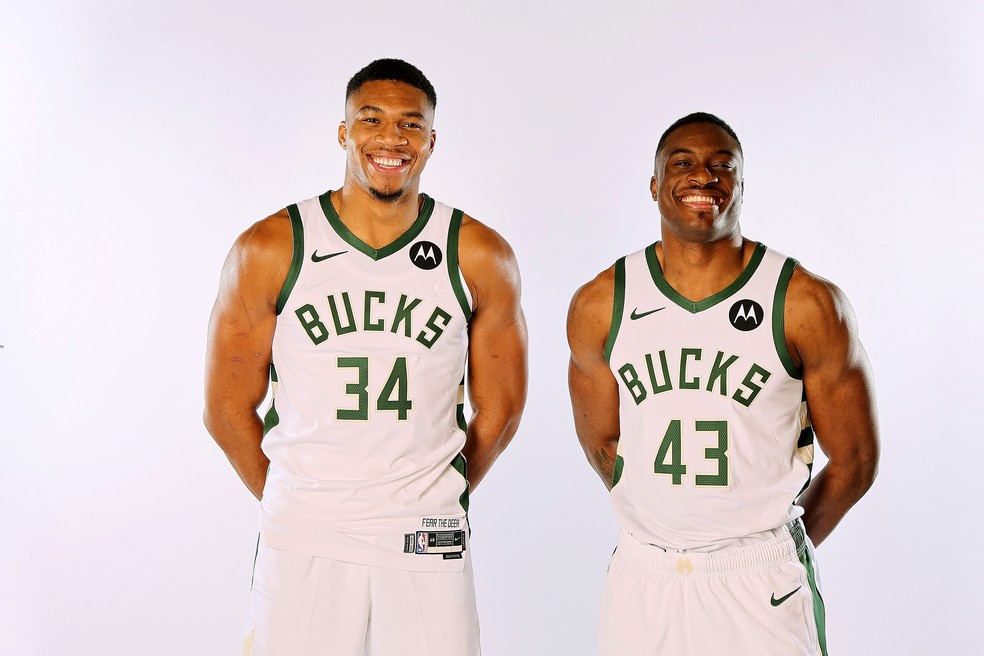 Giannis e Thanasis Antetokounmpo em 2023 — Foto: Stacy Revere/Getty Images