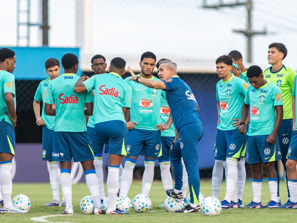 Seleção brasileira sub-17 é comandada por Carlos Eduardo Patetuci — Foto: Staff Images/CBF