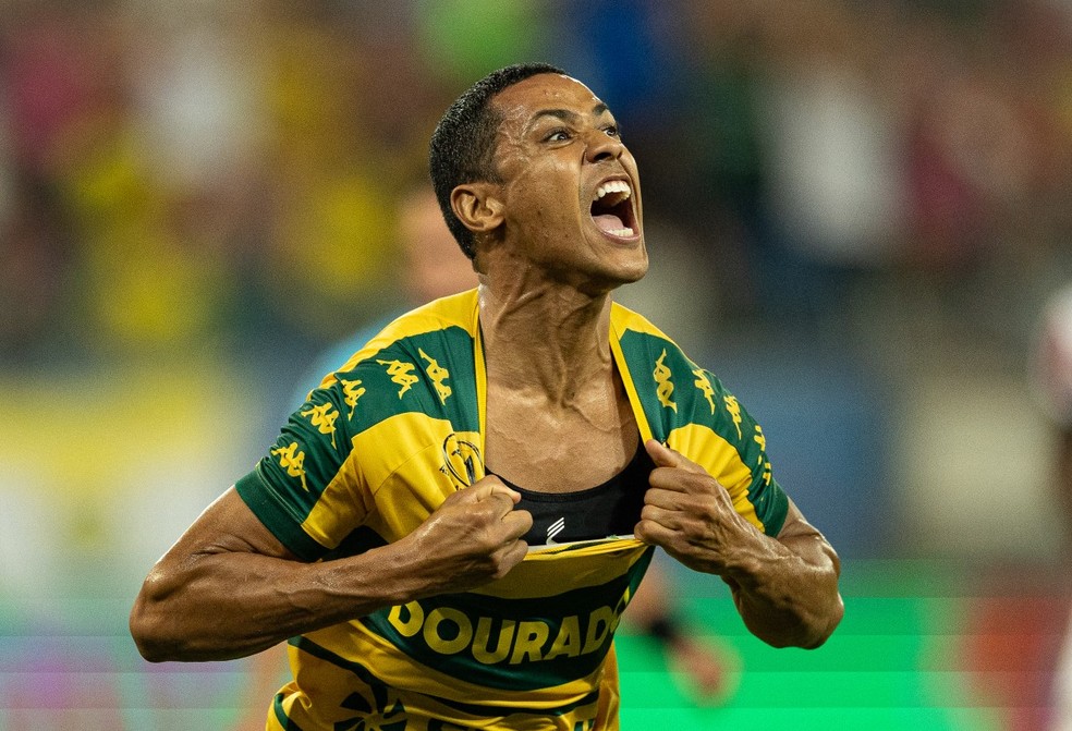 Bruno Alves comemora gol contra o Athletic-MG — Foto: AssCom Dourado