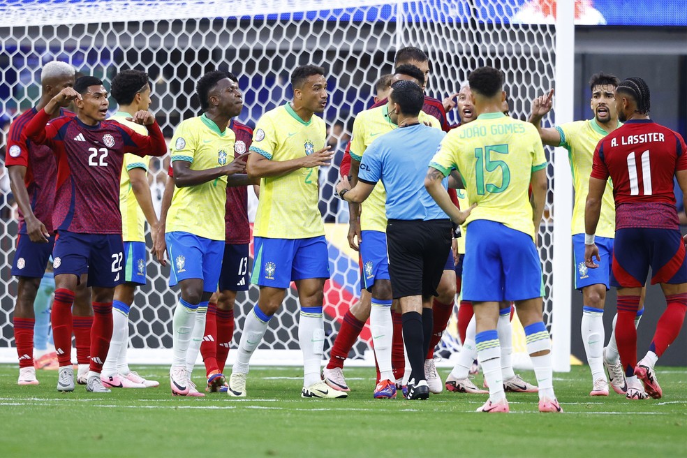Vini Jr reage com tapa à marcação e discute com goleiro e zagueiro da Costa  Rica | copa américa | ge