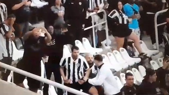 Botafoguense flagrado fazendo gestos racistas para torcida do Palmeiras é demitido após episódio  - Foto: (Reprodução)