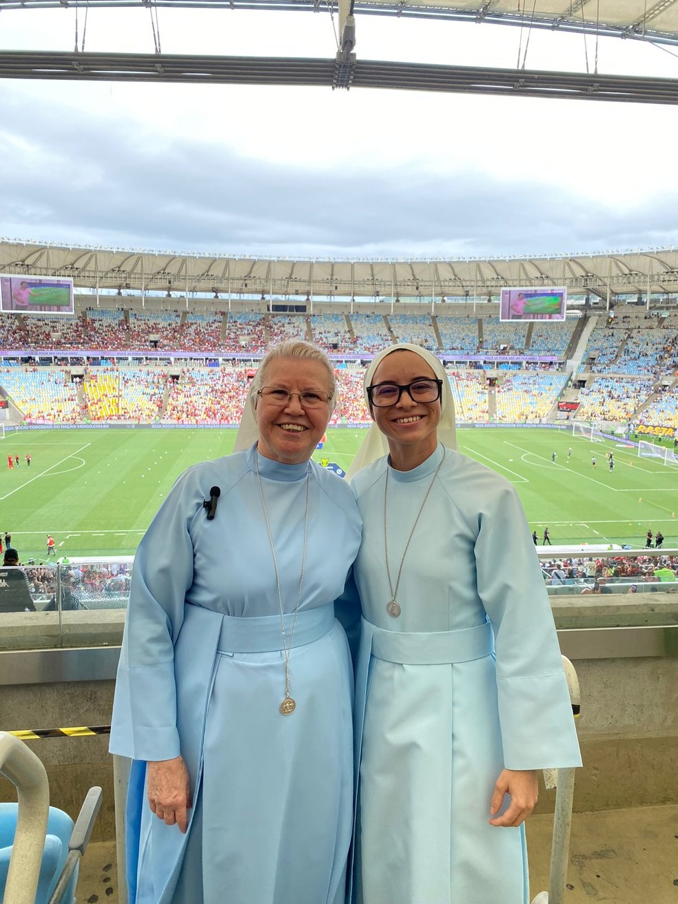 Irmã Ana e Irmã Kamilla presentes no Maracanã para assistir jogo do Flamengo — Foto: Reprodução