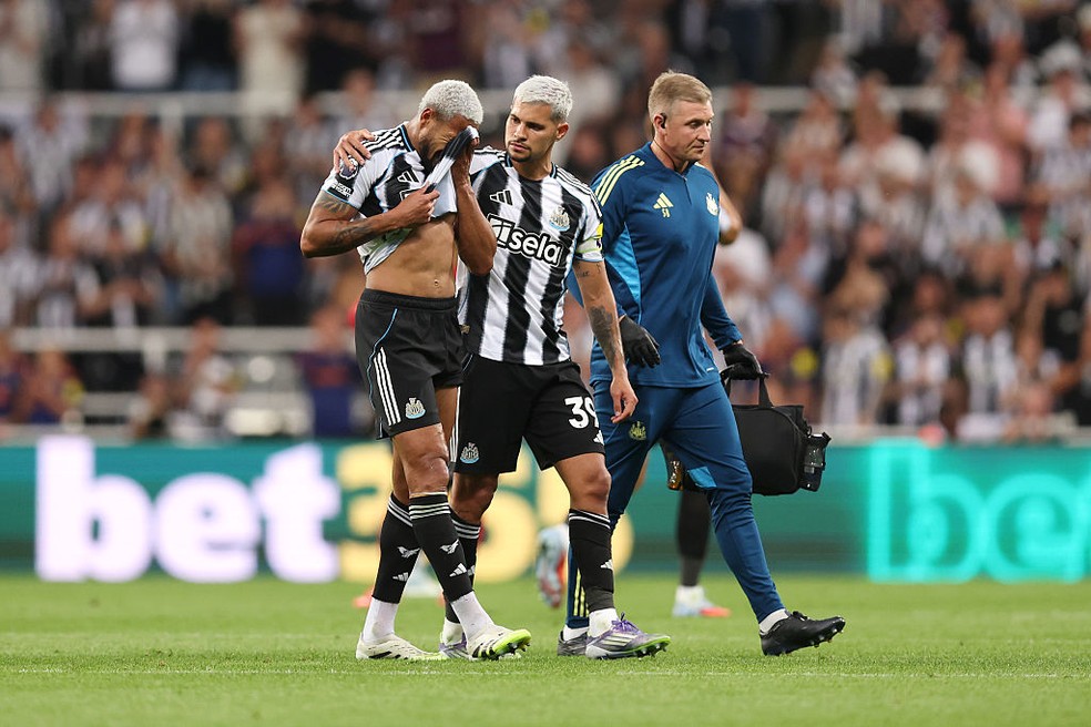 Convocado por Ancelotti para a Seleção, Joelinton deixa Newcastle x Liverpool lesionado e vai às lágrimas — Foto: Getty Images