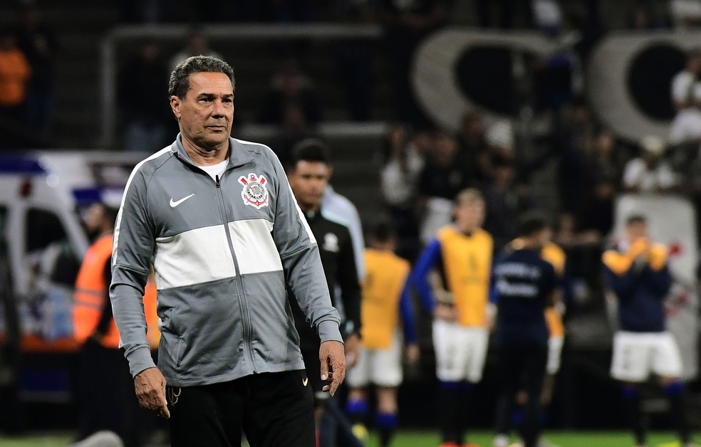 Vanderlei Luxemburgo comanda o Corinthians contra o Liverpool — Foto: Marcos Ribolli
