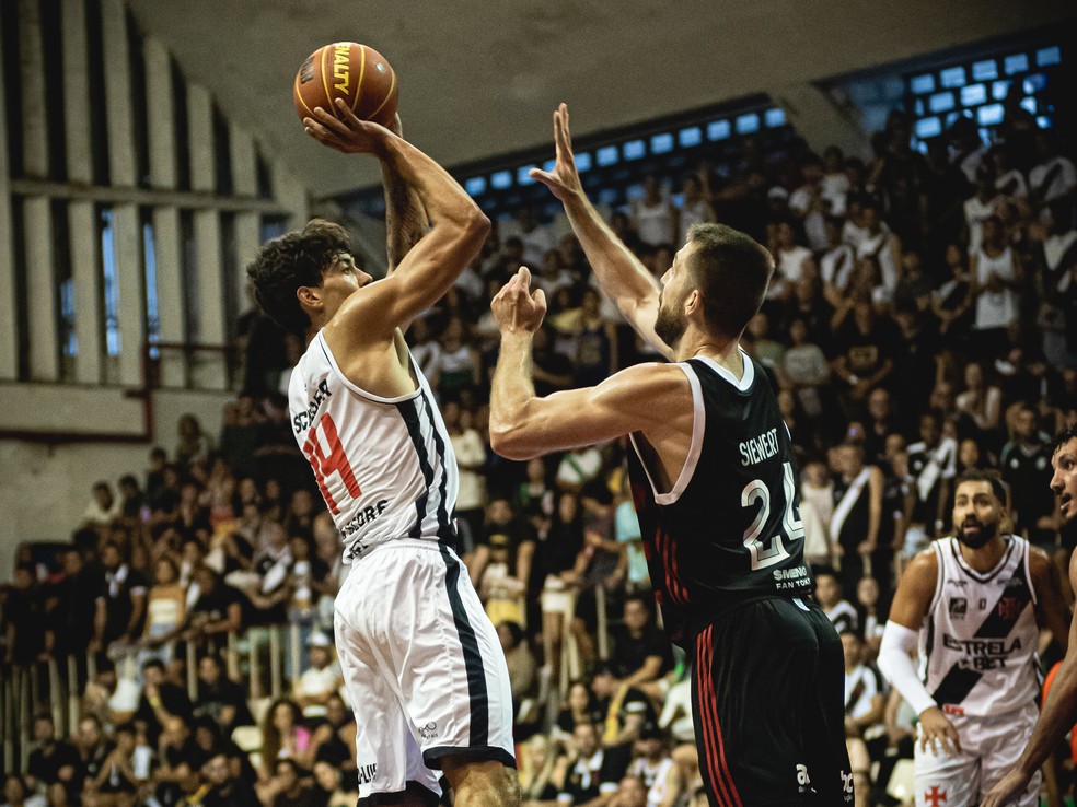 Scheuer e Lucas Siewert no clássico Vasco e Flamengo NBB — Foto: Mauricio Almeida/R10 Score Vasco