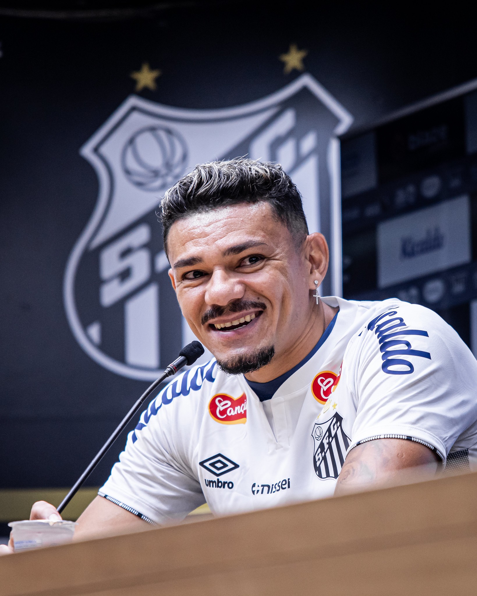 Tiquinho é apresentado pelo Santos, evita meta de gols e admite ansiedade por Neymar: