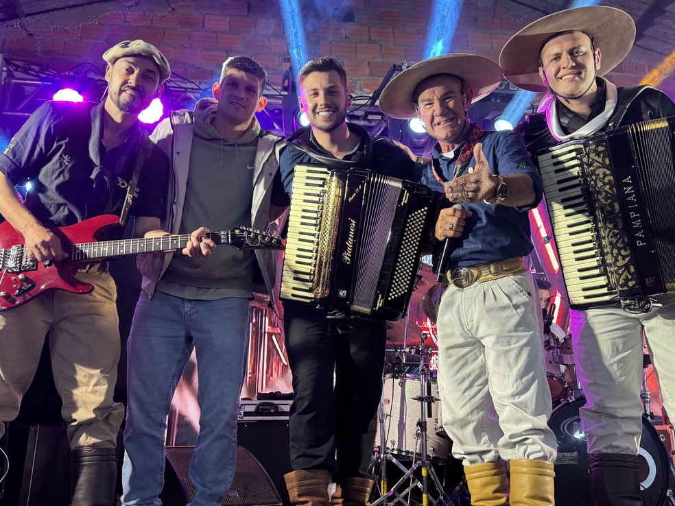 Kannemann subiu ao palco para fotos com músicos do Chiquito e Bordoneio