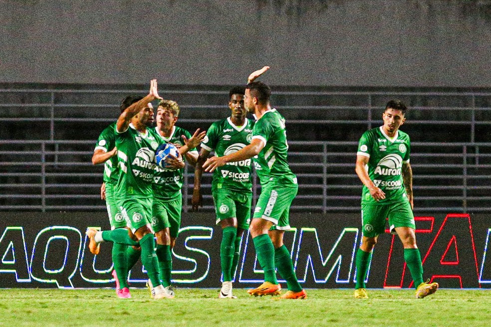 Jogadores da Chapecoense comemoram o gol contra o CRB — Foto: Aílton Cruz/Gazeta de Alagoas