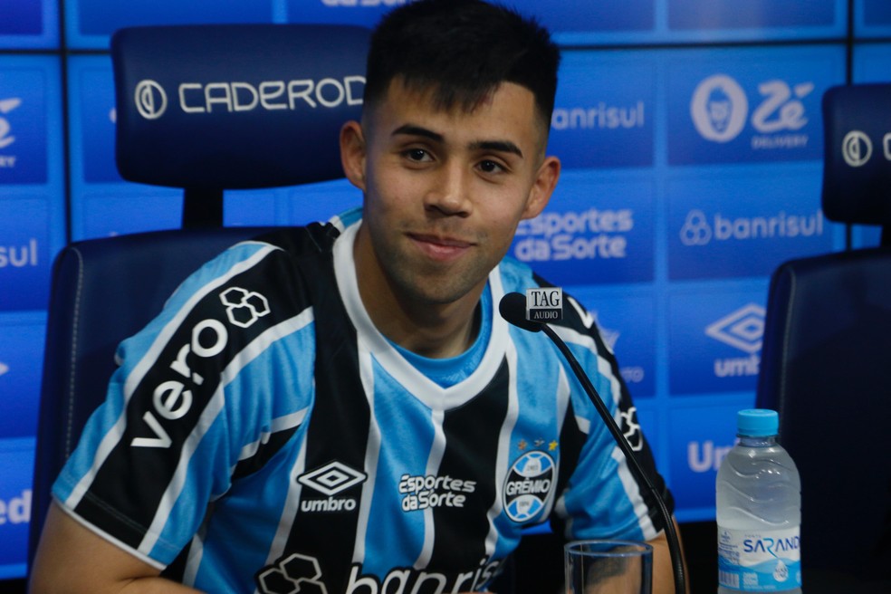 Aravena é apresentado pelo Grêmio
