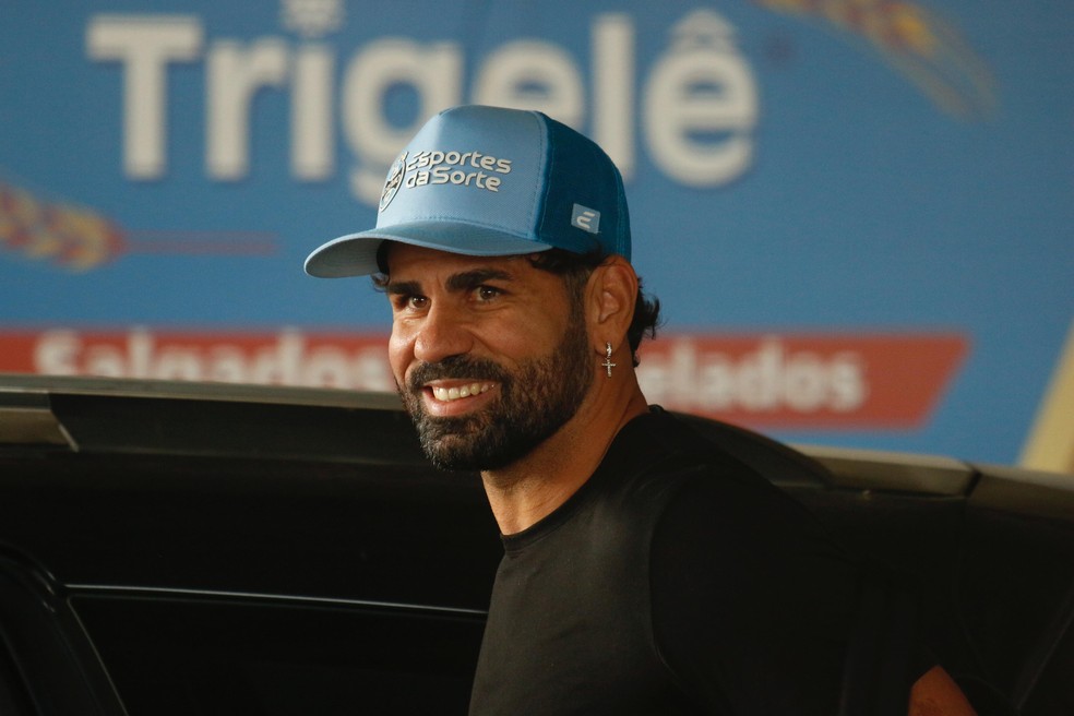 Diego Costa desembarca em Porto Alegre para assinar com o Grêmio — Foto: João Victor Teixeira