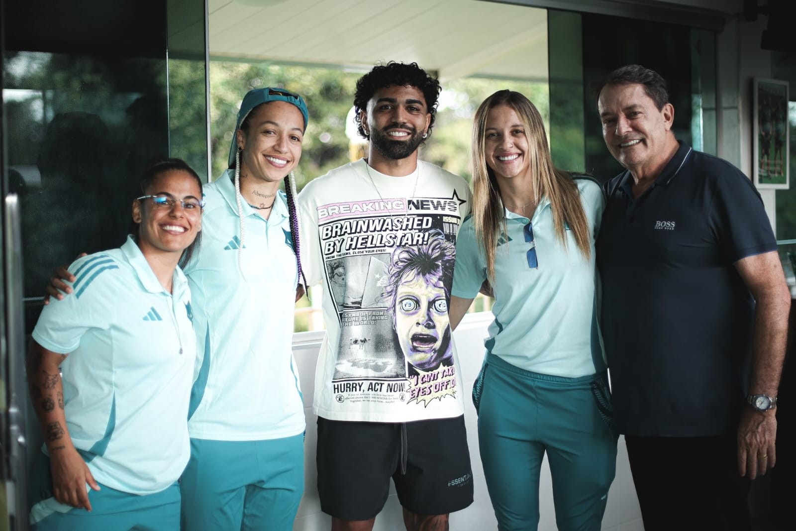 Presidente do Cruzeiro e Gabigol prestigiam vitória expressiva do time feminino.