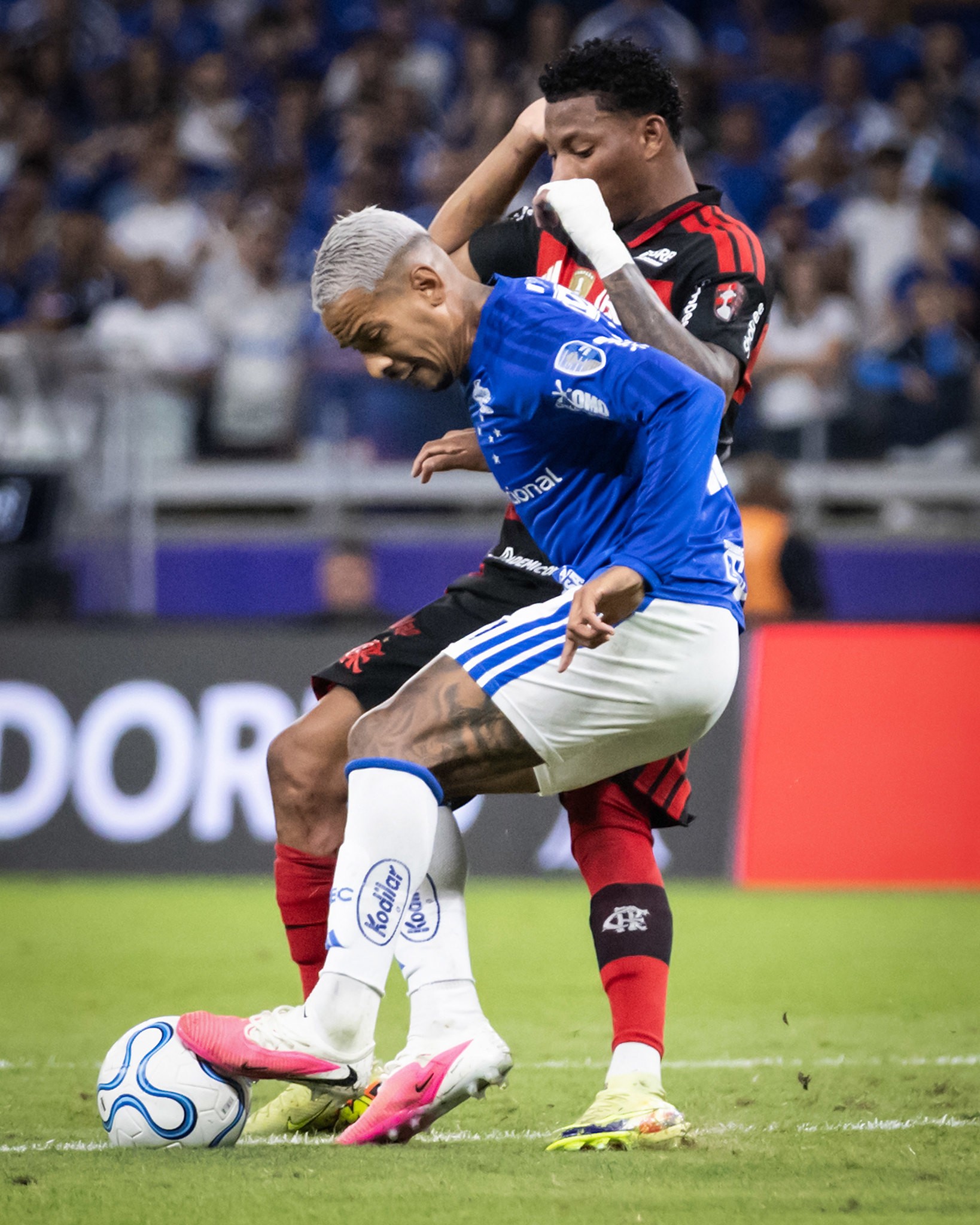 Arbitragem polêmica gera indignação no Cruzeiro após empate com Flamengo na Libertadores
